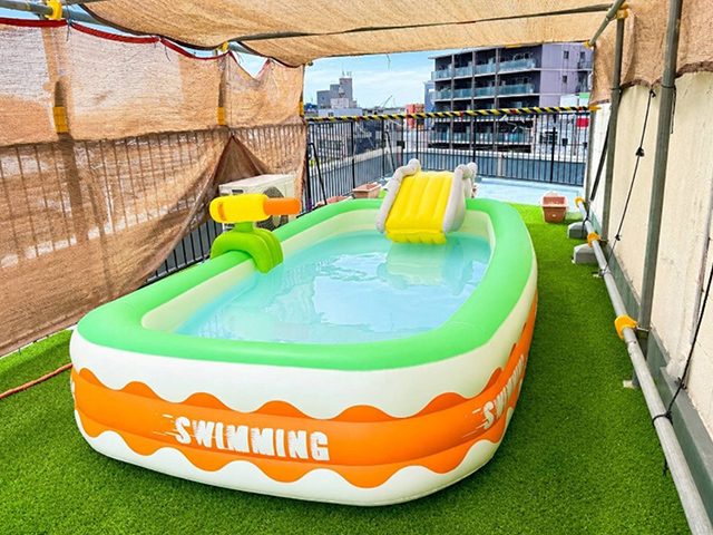 夏季にはプールで水遊びが出来ます。