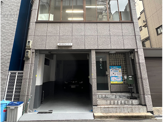 落ち着いた町並みの中にあります。建物内で安全に、送迎車への乗り降りが可能です。