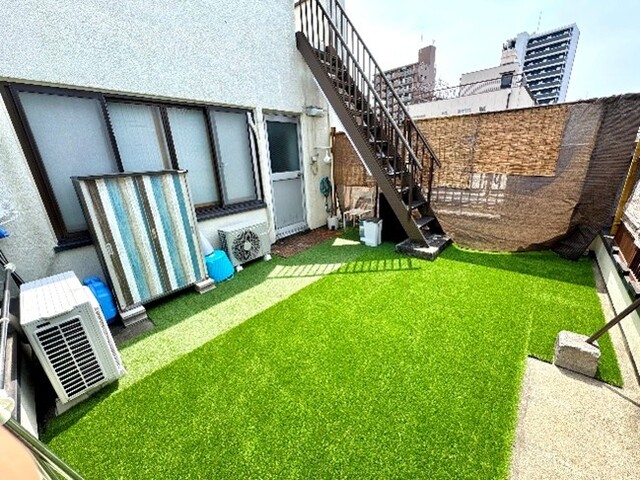 バルコニーもあり、ここではお花や家庭菜園を育たりしています。