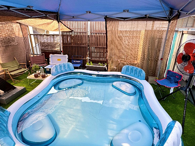 夏季にはプールで水遊びが行えます。
