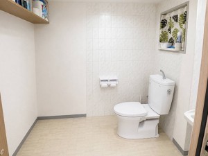 お手洗いは広い空間を確保し、お着替えやトイレ練習も使いやすくなっております。