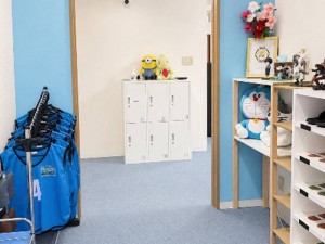 入口です。ポップで明るい雰囲気のエントランスでお出迎えです。