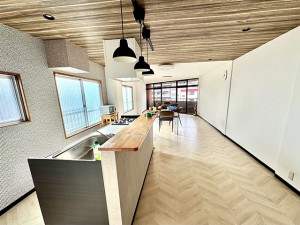 別フロアには50㎡の大きなアイランドキッチンルームがあり、お菓子作りや調理実習が行えます。