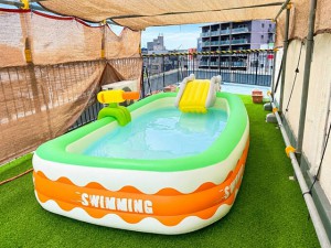夏季にはプールで水遊びが出来ます。
