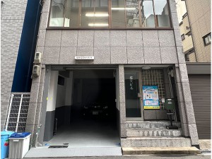 落ち着いた町並みの中にあります。建物内で安全に、送迎車への乗り降りが可能です。