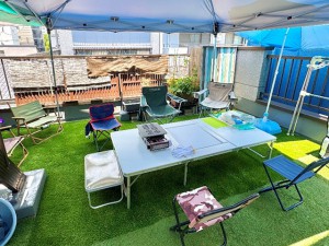 春と秋には屋上でBBQを行います。