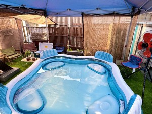 夏季にはプールで水遊びが行えます。